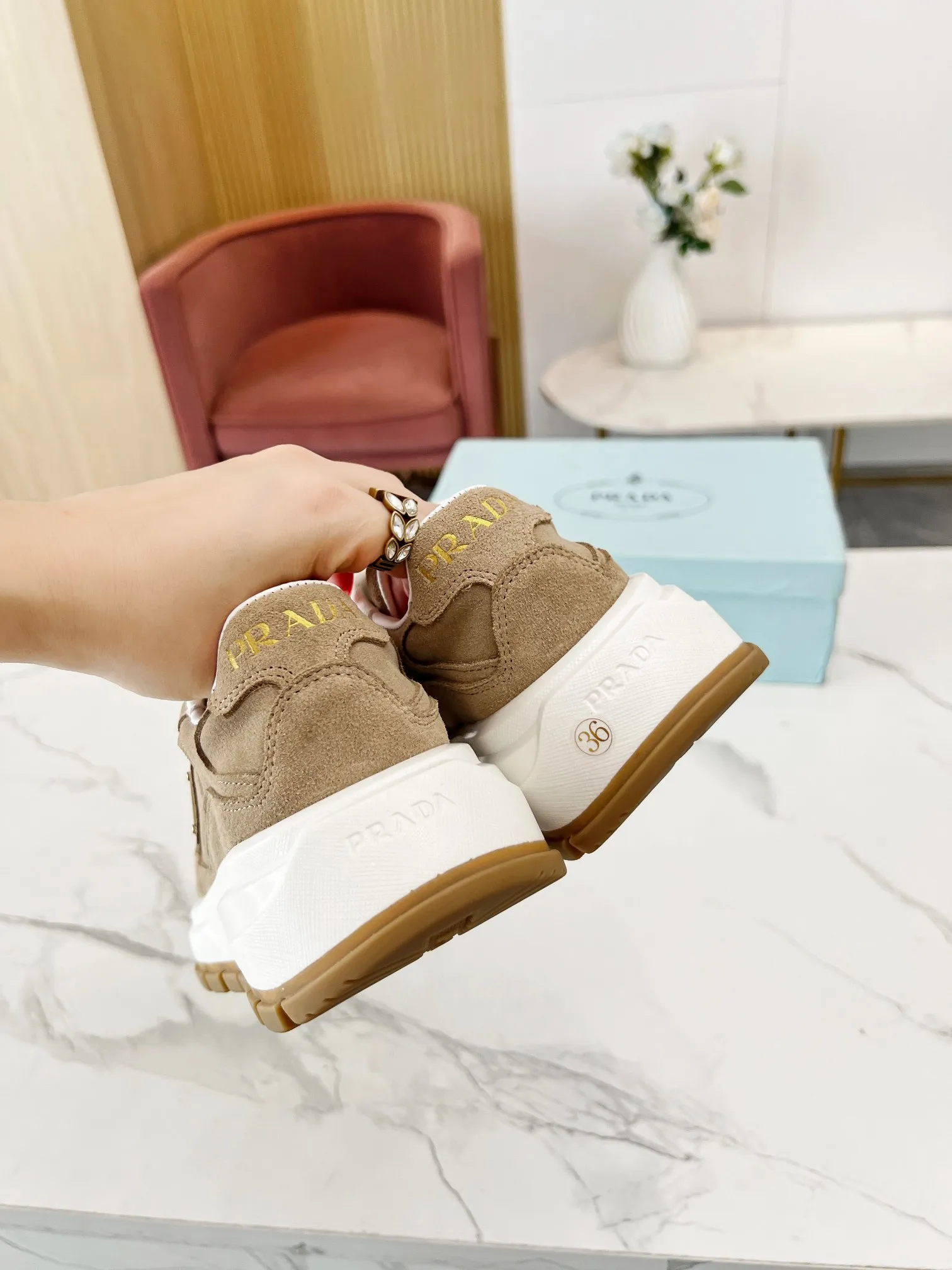 👟👟Ex-factory price 540👟👟 New couple model PRADA Prada 2024ss autumn and winter new moral training shoes casual shoes official fabric: imported suede upper, sheepskin lining, outsole suction mold, vacuum, ultra-light and wear-resistant, two-color non-slip bottom, code number: 35-45